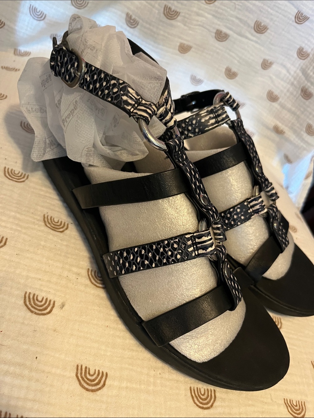 Fitflop Hoopla Black and White Patterned Strappy Sandals size 9